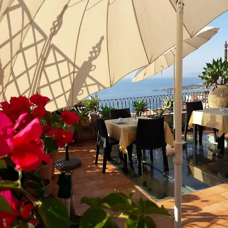 לינה וארוחת בוקר Varo טאורמינה